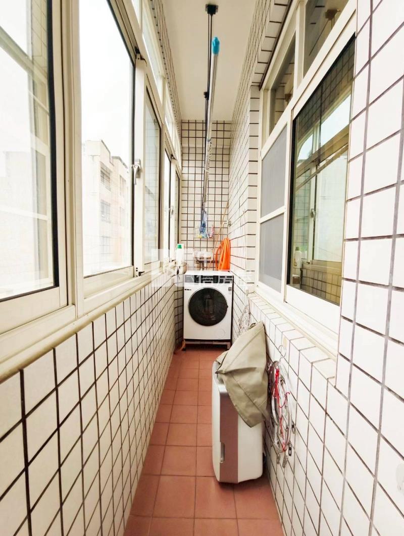 歸仁圓環旁大地坪邊間可停四車美墅(專)房屋室內格局與周邊環境