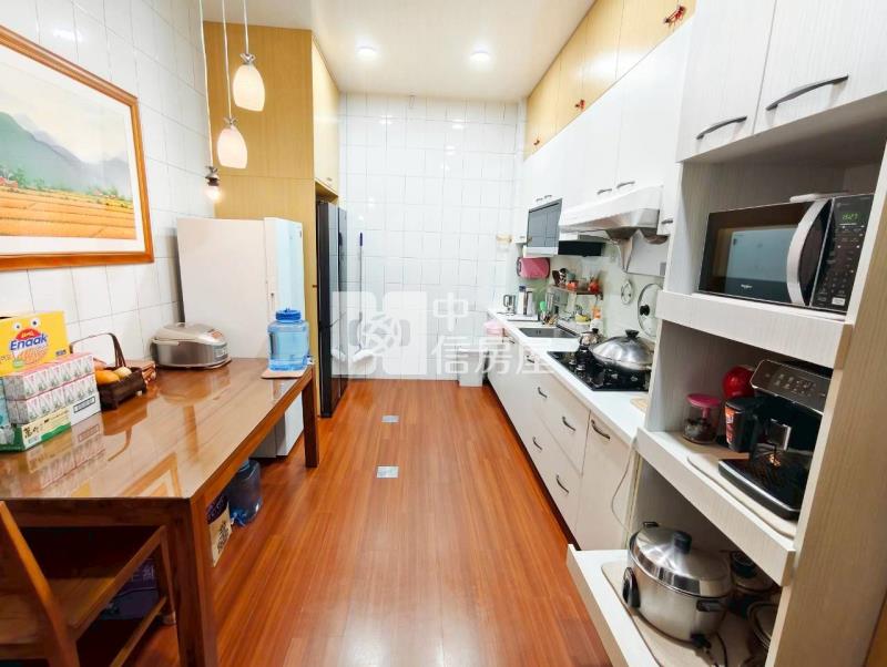 歸仁圓環旁大地坪邊間可停四車美墅(專)房屋室內格局與周邊環境