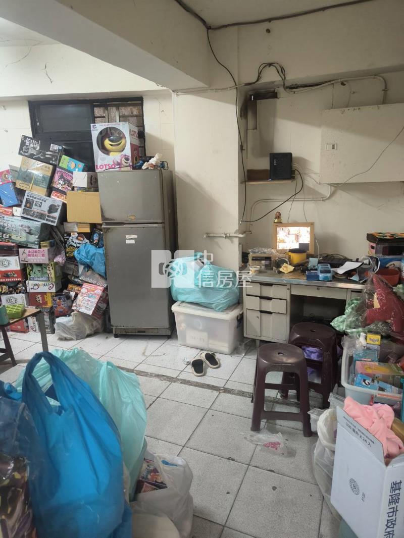 ●三坑火車站旁一樓停車倉庫房屋室內格局與周邊環境