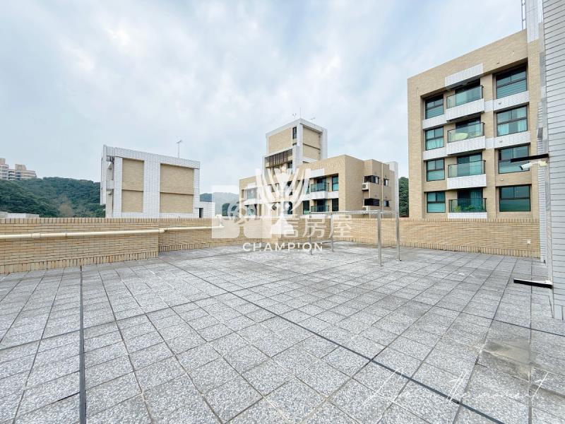 【冠軍】海豔頂樓裝潢兩房車房屋室內格局與周邊環境