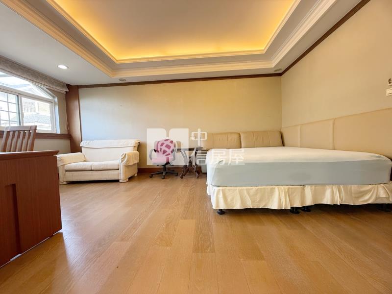 擁翠客廳挑高4.7米朝南角間景觀電墅房屋室內格局與周邊環境