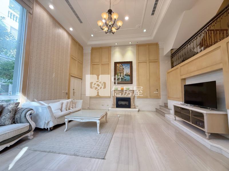 擁翠客廳挑高4.7米朝南角間景觀電墅房屋室內格局與周邊環境