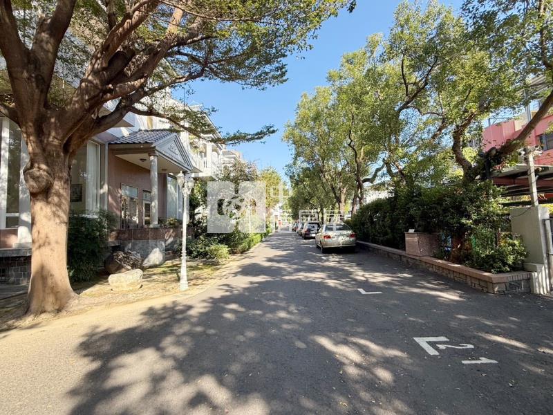 擁翠客廳挑高4.7米朝南角間景觀電墅房屋室內格局與周邊環境