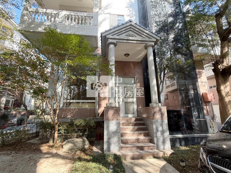 擁翠客廳挑高4.7米朝南角間景觀電墅房屋室內格局與周邊環境