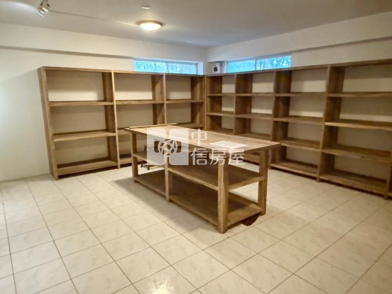 擁翠客廳挑高4.7米朝南角間景觀電墅房屋室內格局與周邊環境