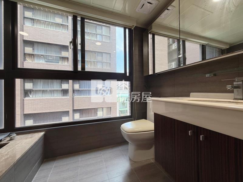 【ROOM 28】中山醫大慶商圈 雙鐵共構 邊間大二房 二套衛浴房屋室內格局與周邊環境