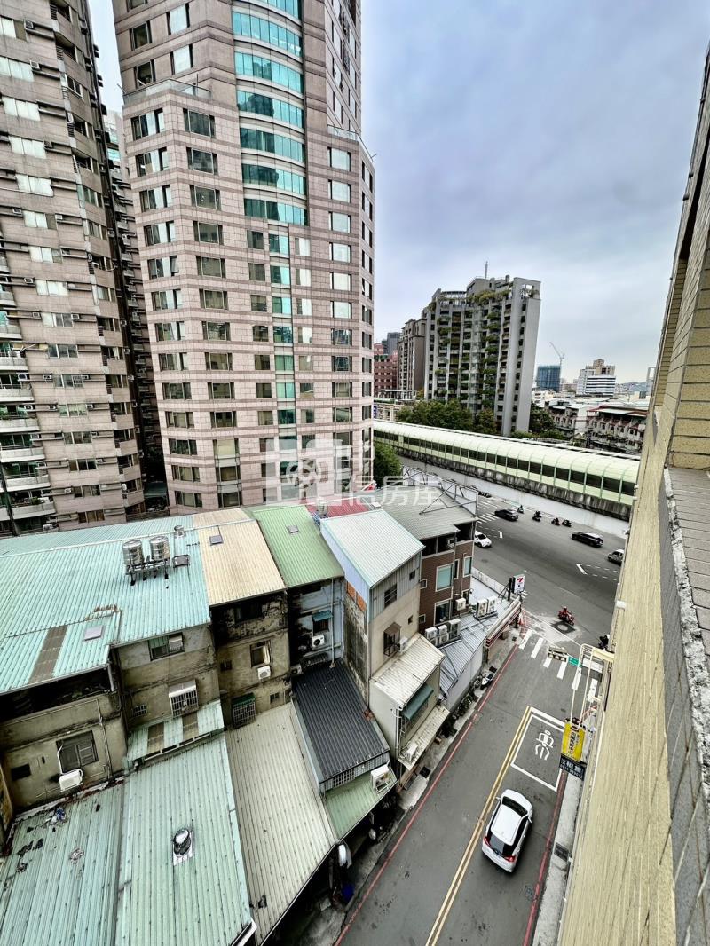 森林公園挑高3米6一房一廳捷運宅房屋室內格局與周邊環境