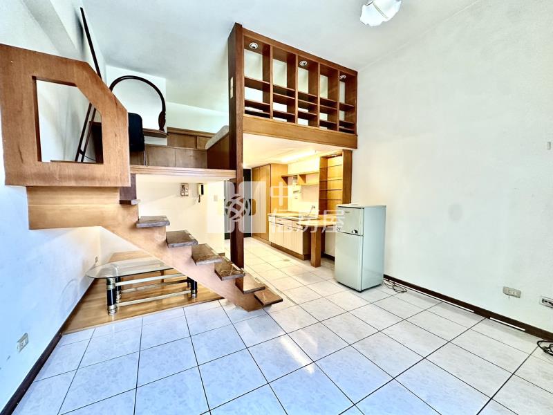 森林公園挑高3米6一房一廳捷運宅房屋室內格局與周邊環境