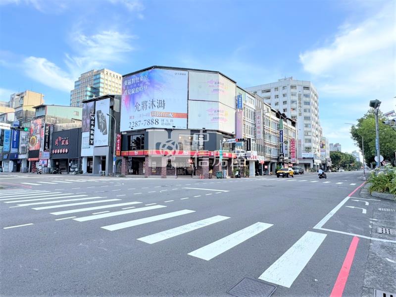 一中金雞母-雙併大面寬店面-電梯30間陽台套房-年淨收650萬-投報超漂亮房屋室內格局與周邊環境