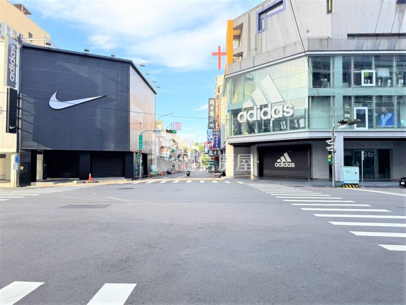 一中金雞母-雙併大面寬店面-電梯30間陽台套房-年淨收650萬-投報超漂亮房屋室內格局與周邊環境