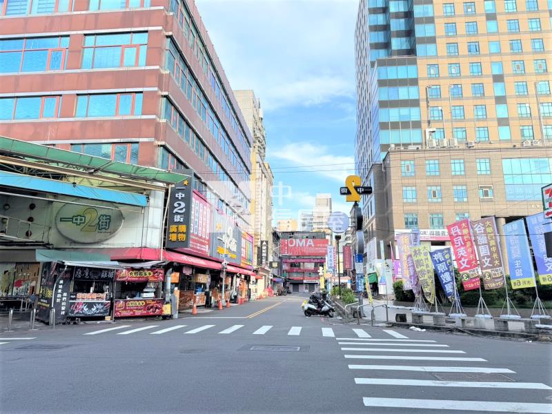 一中金雞母-雙併大面寬店面-電梯30間陽台套房-年淨收650萬-投報超漂亮房屋室內格局與周邊環境