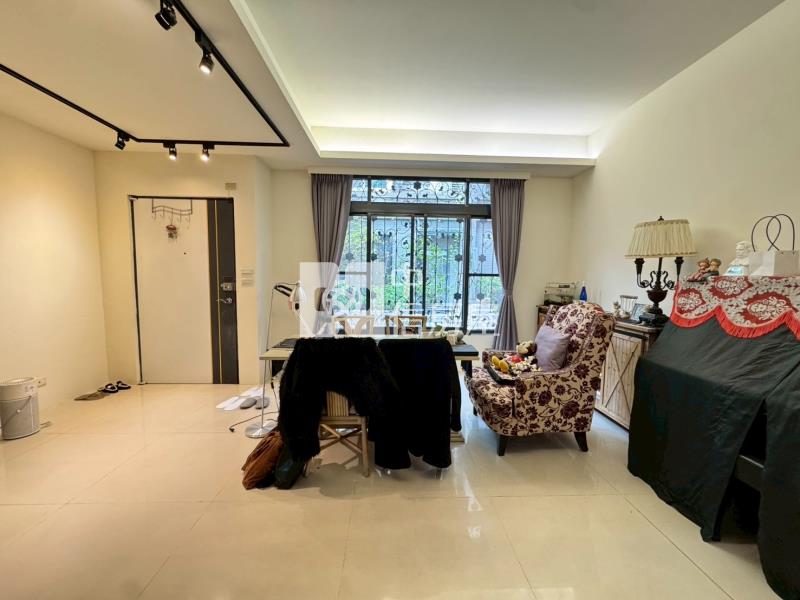 【崇德哈哇e】14期旁｜新漢神商圈｜美別墅｜可停雙車房屋室內格局與周邊環境