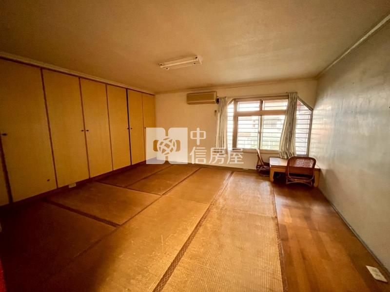 6房別墅前院停車中原大學運動場旁房屋室內格局與周邊環境