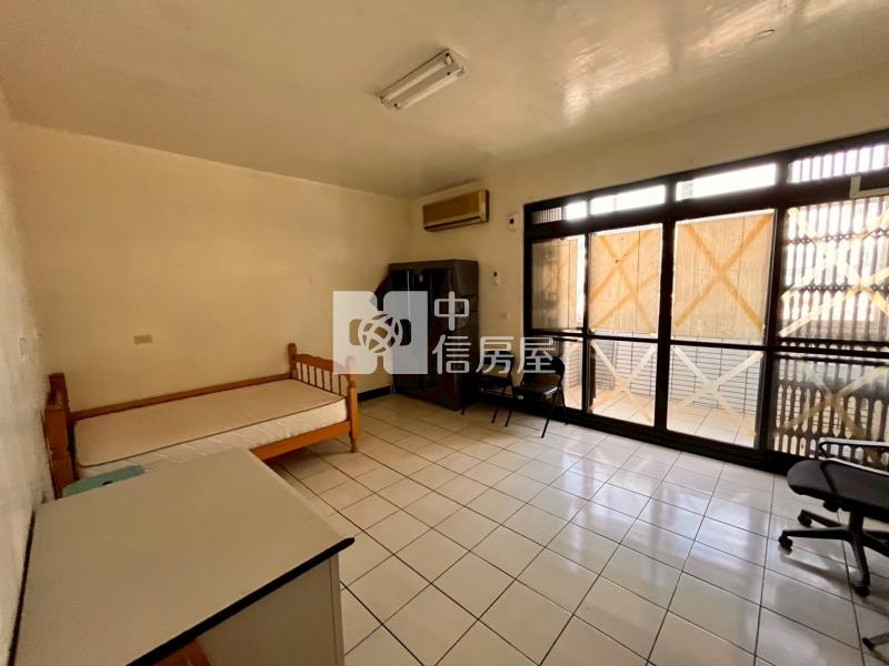 6房別墅前院停車中原大學運動場旁房屋室內格局與周邊環境