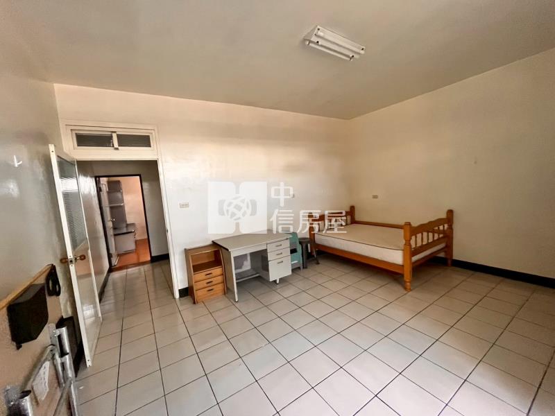 6房別墅前院停車中原大學運動場旁房屋室內格局與周邊環境