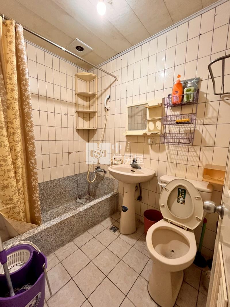 6房別墅前院停車中原大學運動場旁房屋室內格局與周邊環境