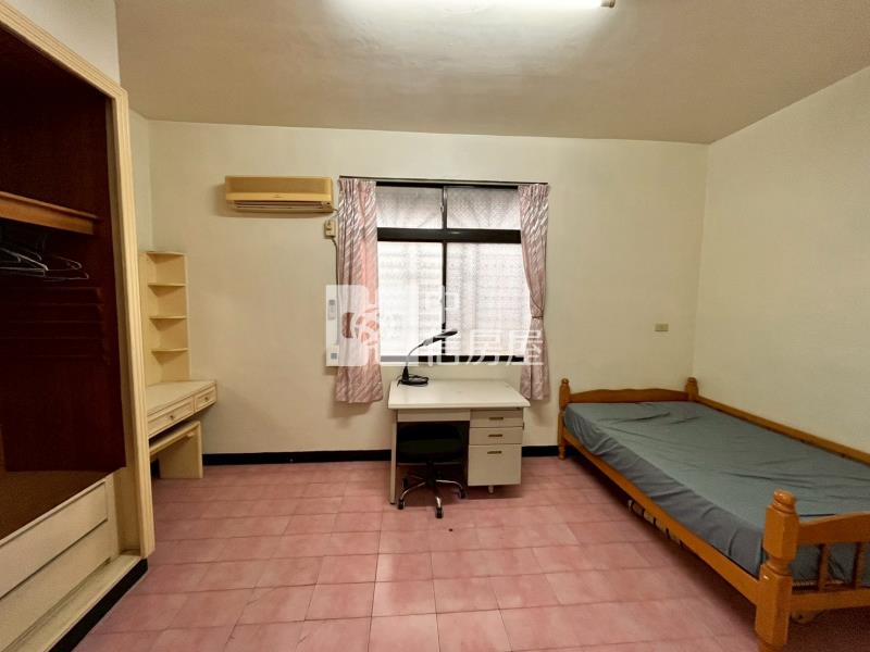 6房別墅前院停車中原大學運動場旁房屋室內格局與周邊環境