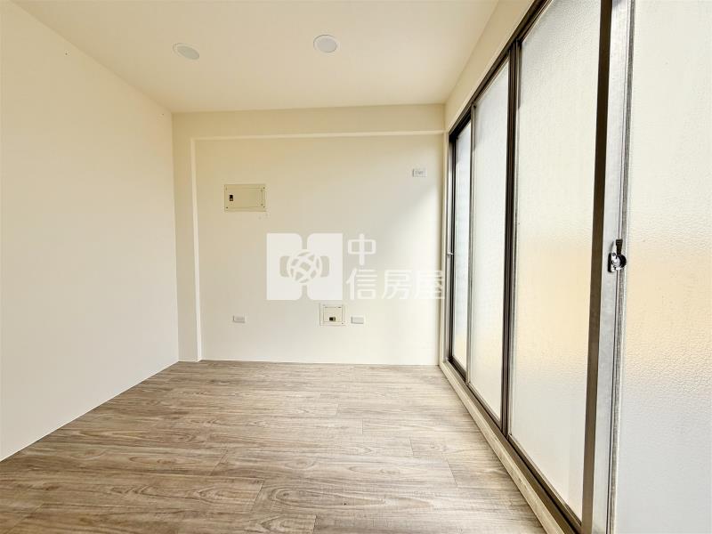 大雅鳳鳴路邊間車庫透天房屋室內格局與周邊環境