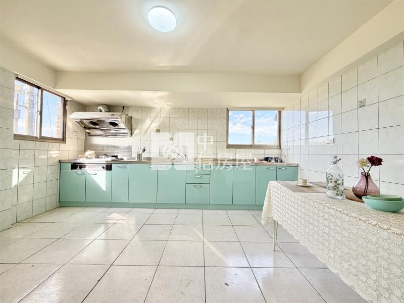 大雅鳳鳴路邊間車庫透天房屋室內格局與周邊環境