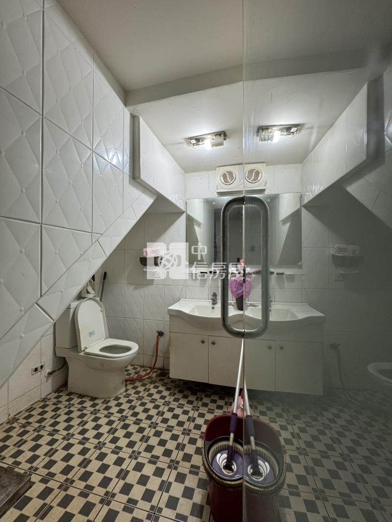 近龍津高中輕屋齡美別墅房屋室內格局與周邊環境