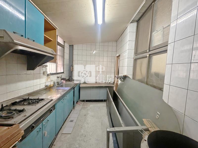 新光黃昏市場旁大地坪靜巷透天房屋室內格局與周邊環境