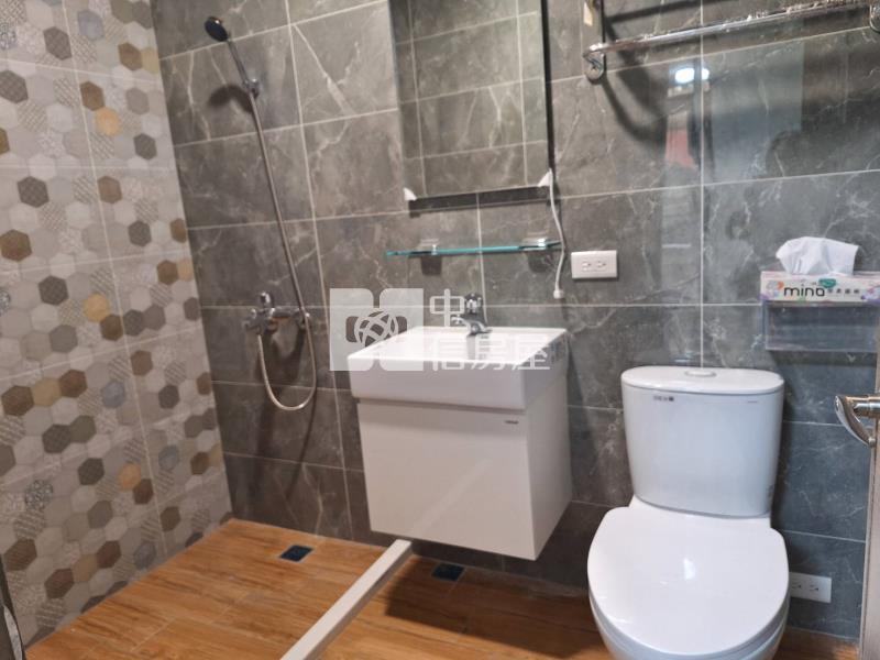 商60全新整修大面寬車墅房屋室內格局與周邊環境