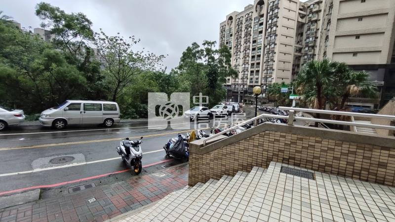 ●九如面馬路小店面房屋室內格局與周邊環境