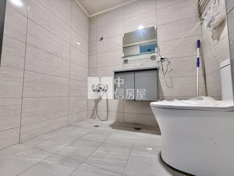 東區LaLaPort｜全新整理零公設次頂樓大套房房屋室內格局與周邊環境