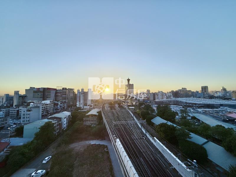 東區LaLaPort｜全新整理零公設次頂樓大套房房屋室內格局與周邊環境