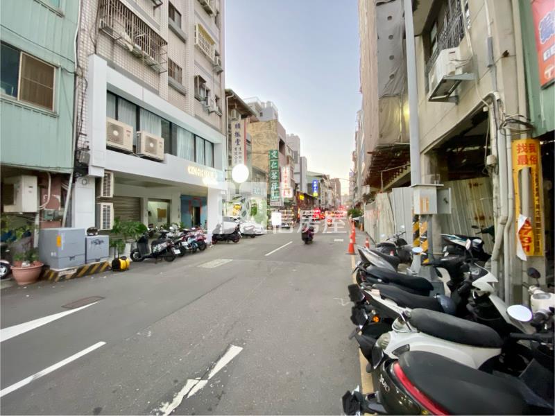 中華路夜市旁可危老商1買地送屋房屋室內格局與周邊環境