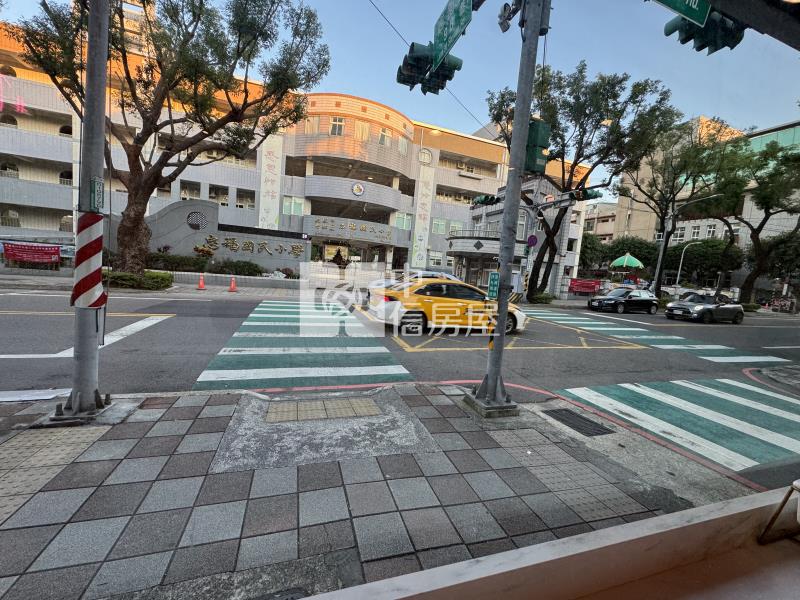 忠福三角窗透店房屋室內格局與周邊環境