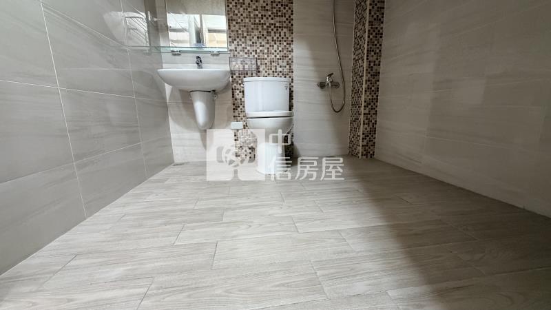 麟洛20米路全新黃金店面房屋室內格局與周邊環境