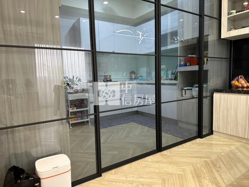 輕屋齡美裝潢雙車位別墅房屋室內格局與周邊環境