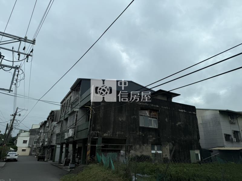 近仁德交流道需翻修邊間透天房屋室內格局與周邊環境