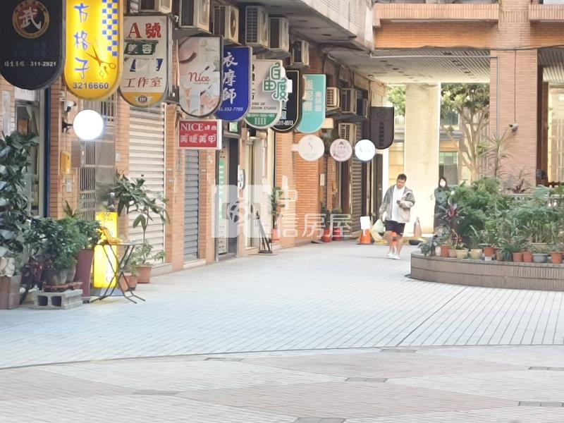 【奔馳】星馳市挑高金店面房屋室內格局與周邊環境
