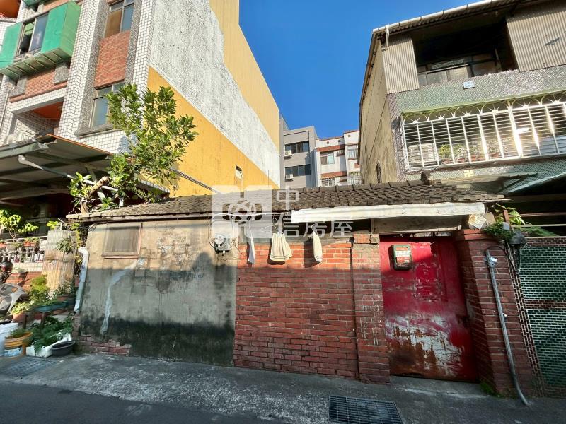 雙面臨路大面寬建地房屋室內格局與周邊環境