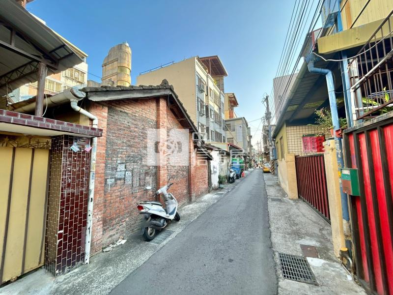 雙面臨路大面寬建地房屋室內格局與周邊環境