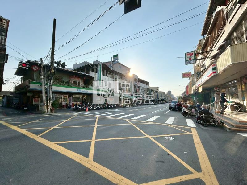 雙面臨路大面寬建地房屋室內格局與周邊環境