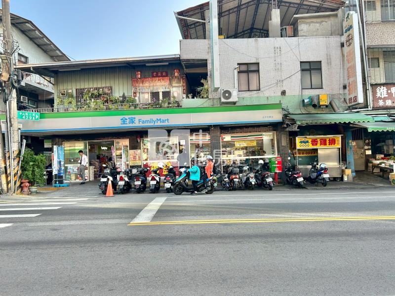 雙面臨路大面寬建地房屋室內格局與周邊環境