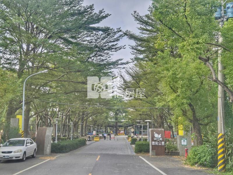 新化中正路正路面三角窗美建地房屋室內格局與周邊環境