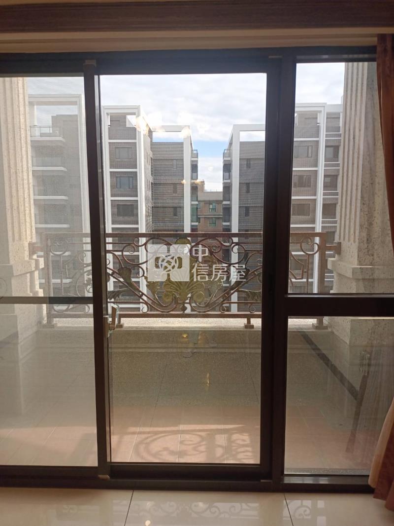 青埔Ａ１７＂城市勳章＂樓中樓六房車房屋室內格局與周邊環境