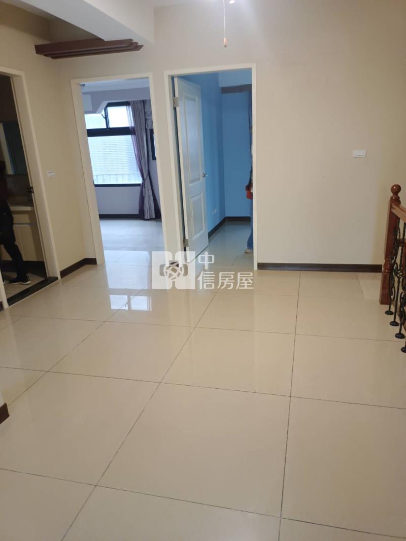 青埔Ａ１７＂城市勳章＂樓中樓六房車房屋室內格局與周邊環境