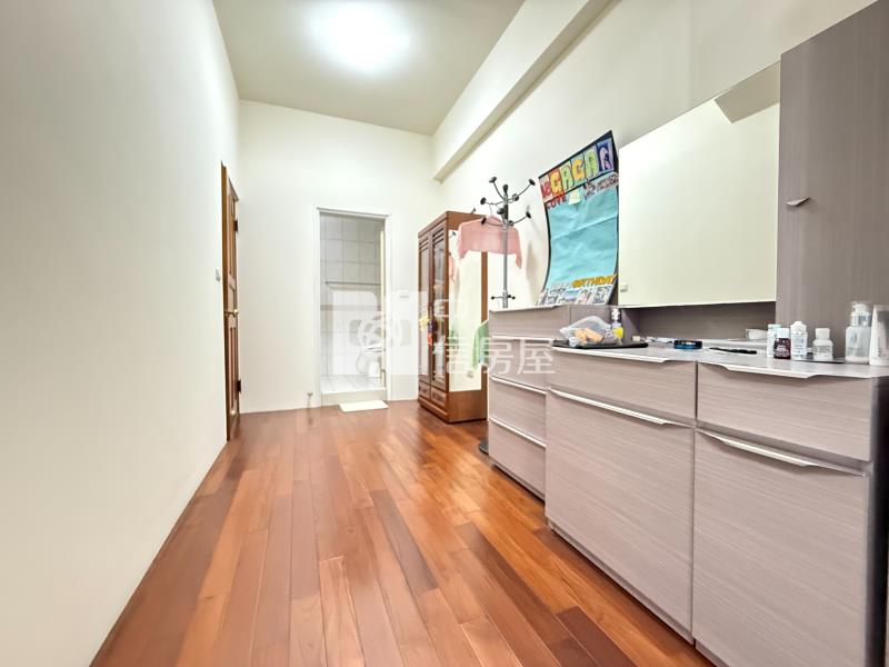 水湳經貿震後臨路車庫美墅(專任)房屋室內格局與周邊環境