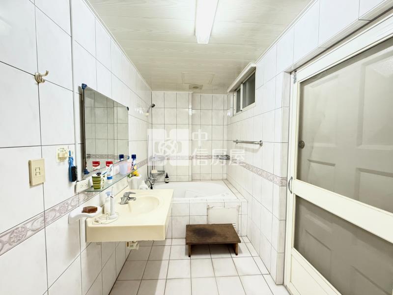 水湳經貿震後臨路車庫美墅(專任)房屋室內格局與周邊環境