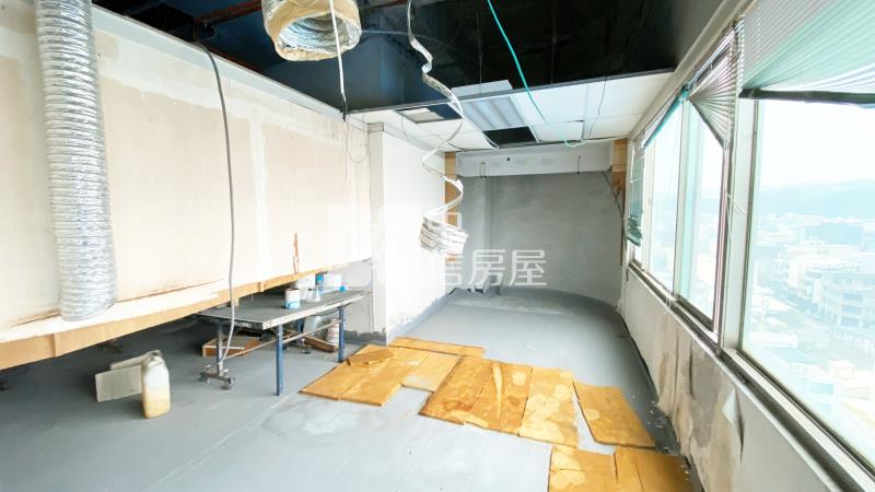 苗栗縣府旁商業大樓九樓房屋室內格局與周邊環境