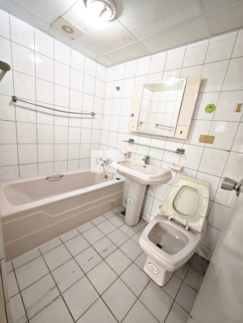 興大附中景觀戶次頂樓三房平車(E棟)房屋室內格局與周邊環境