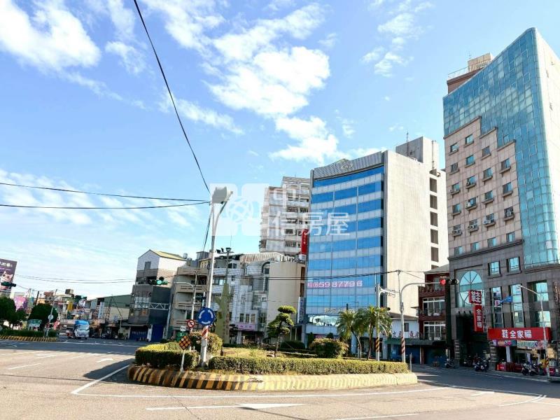 新化圓環邊三角窗39坪建地房屋室內格局與周邊環境