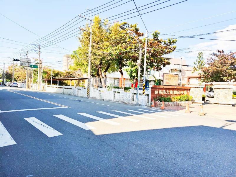 新化圓環邊三角窗39坪建地房屋室內格局與周邊環境