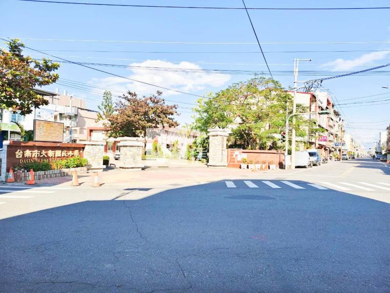 新化圓環邊三角窗39坪建地房屋室內格局與周邊環境