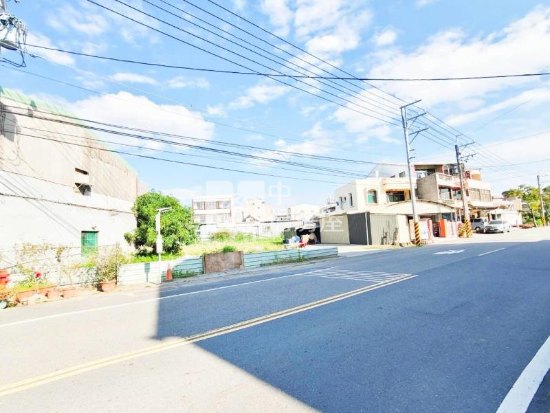 新化圓環邊三角窗39坪建地房屋室內格局與周邊環境